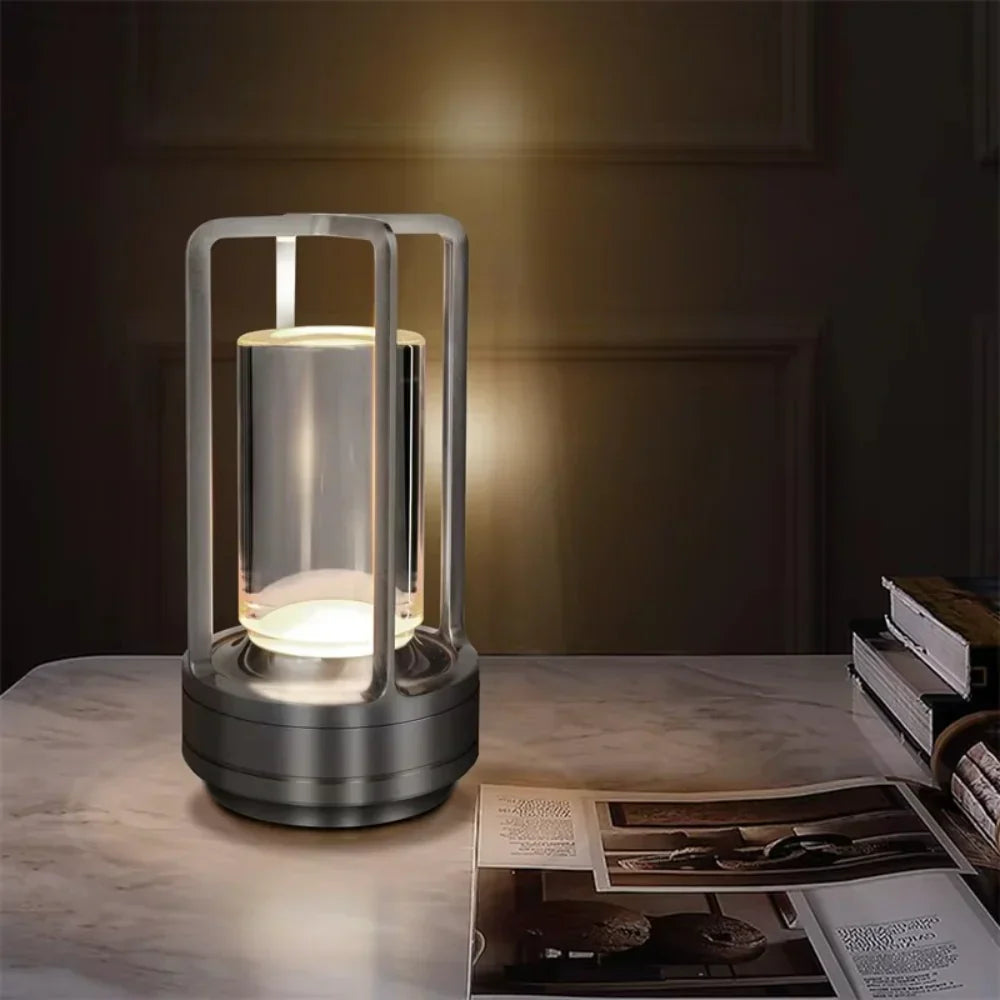 Lámpara de mesa moderna con estructura metálica cilíndrica y control táctil