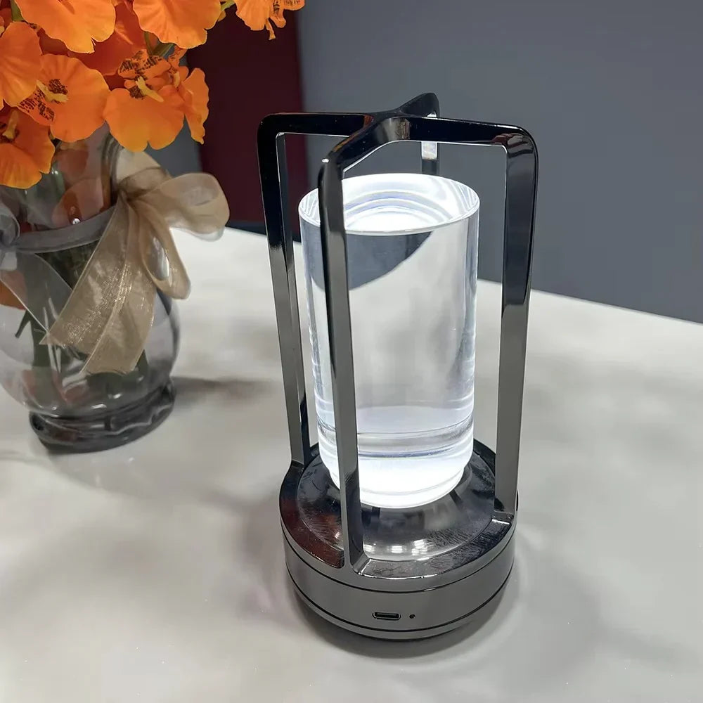 Lámpara de mesa moderna con estructura metálica cilíndrica y control táctil