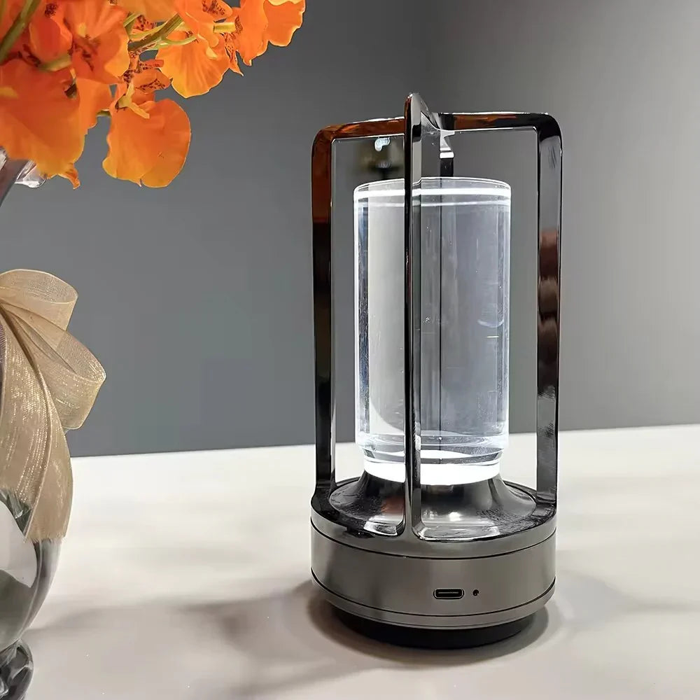Lámpara de mesa moderna con estructura metálica cilíndrica y control táctil