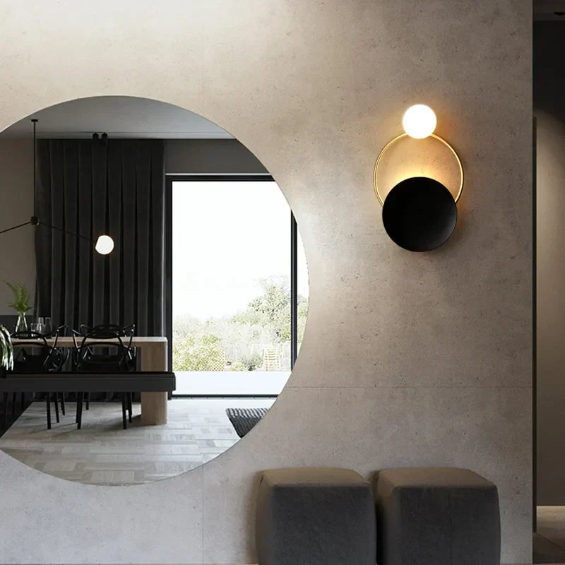 Aplique de pared moderno escultórico con halo esférico de vidrio esmerilado