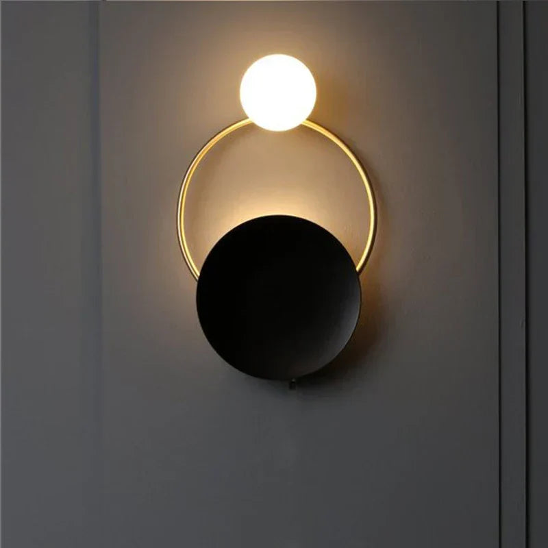 Aplique de pared moderno escultórico con halo esférico de vidrio esmerilado