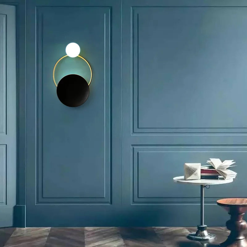 Aplique de pared moderno escultórico con halo esférico de vidrio esmerilado