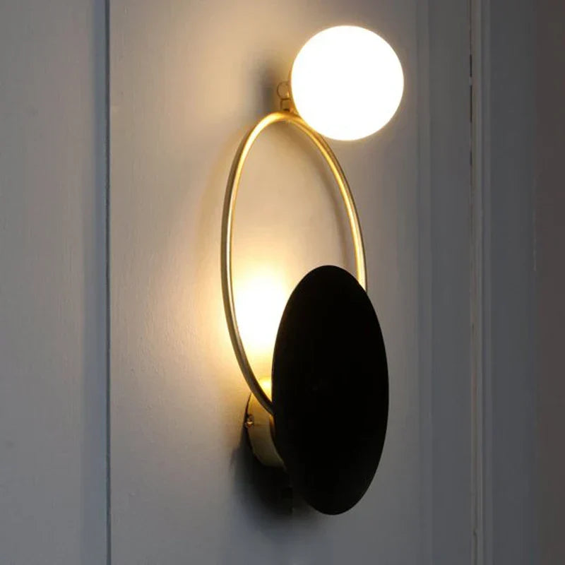 Aplique de pared moderno escultórico con halo esférico de vidrio esmerilado