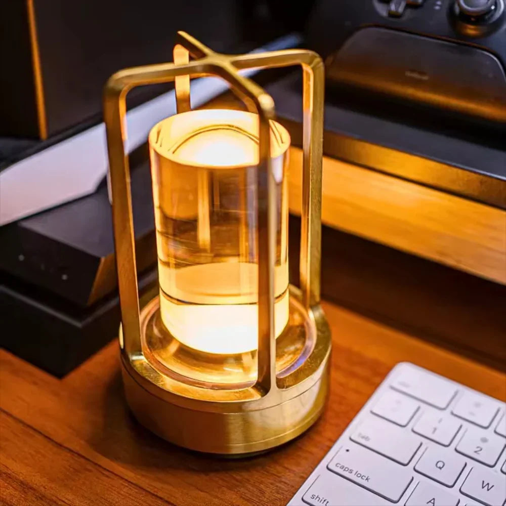 Lámpara de mesa moderna con estructura metálica cilíndrica y control táctil