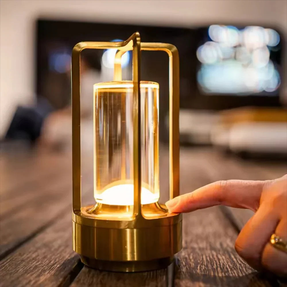 Lámpara de mesa moderna con estructura metálica cilíndrica y control táctil