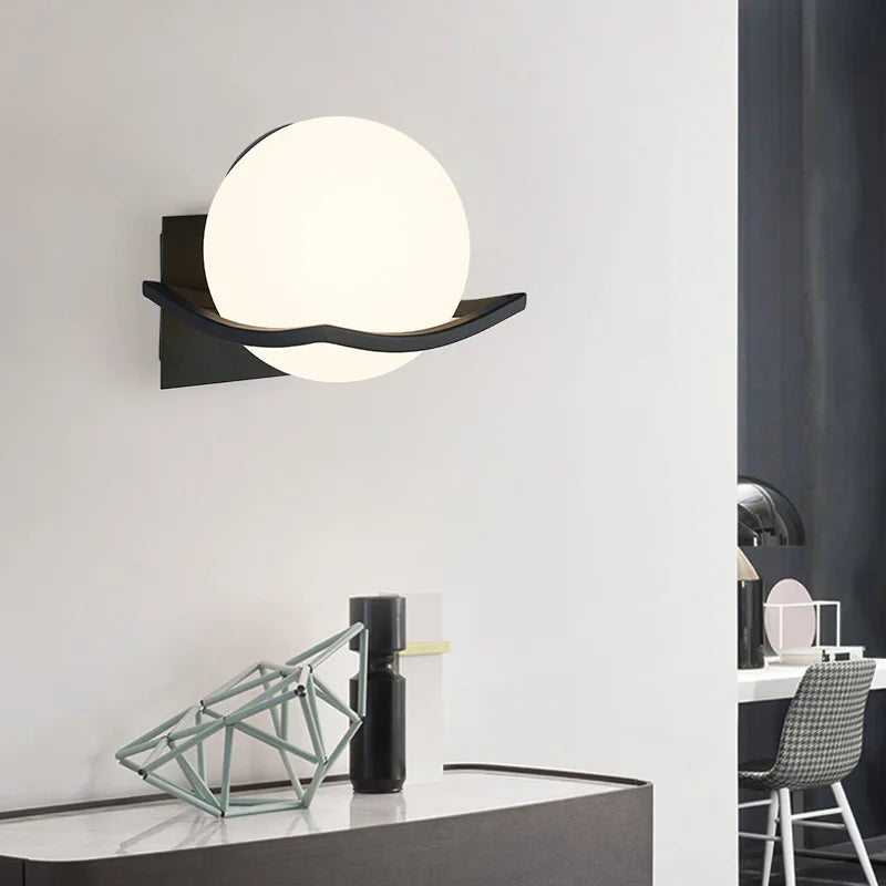 Lámpara de pared minimalista europea con esfera de vidrio opalino