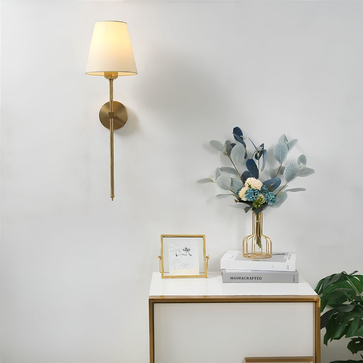 Lámpara de pared de metal y tela multicolor, regulable y recargable mediante batería