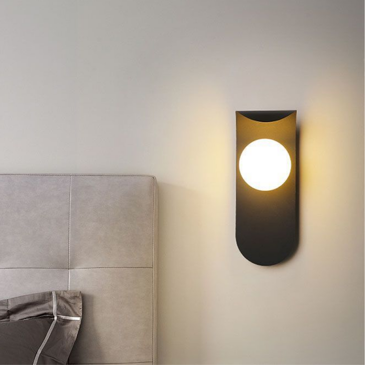 Aplique de pared nórdico minimalista con panel curvo y esfera de vidrio esmerilado
