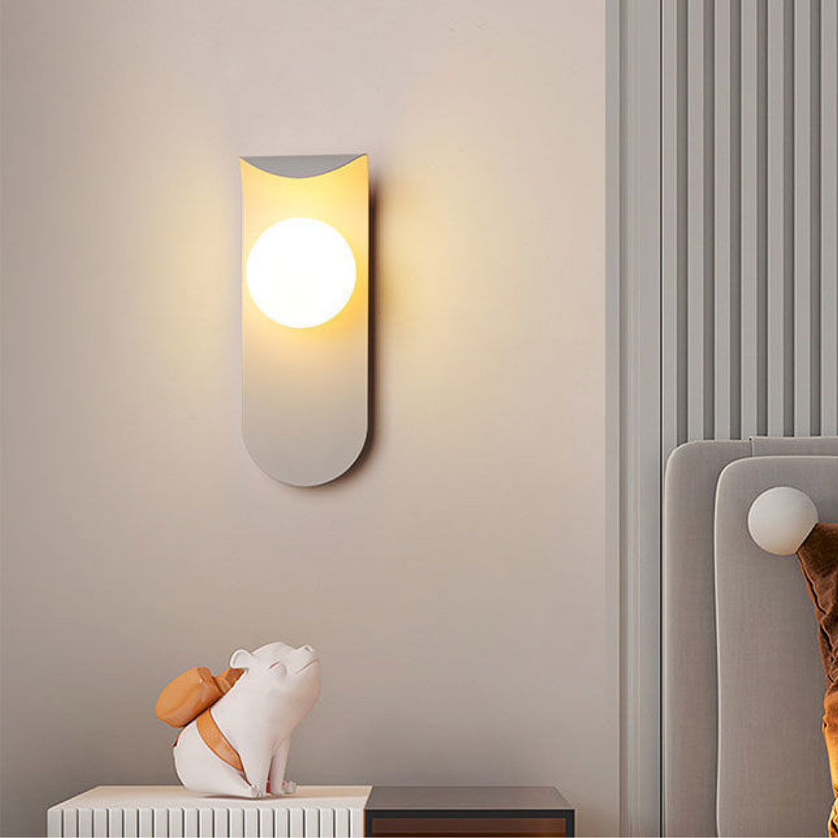 Aplique de pared nórdico minimalista con panel curvo y esfera de vidrio esmerilado