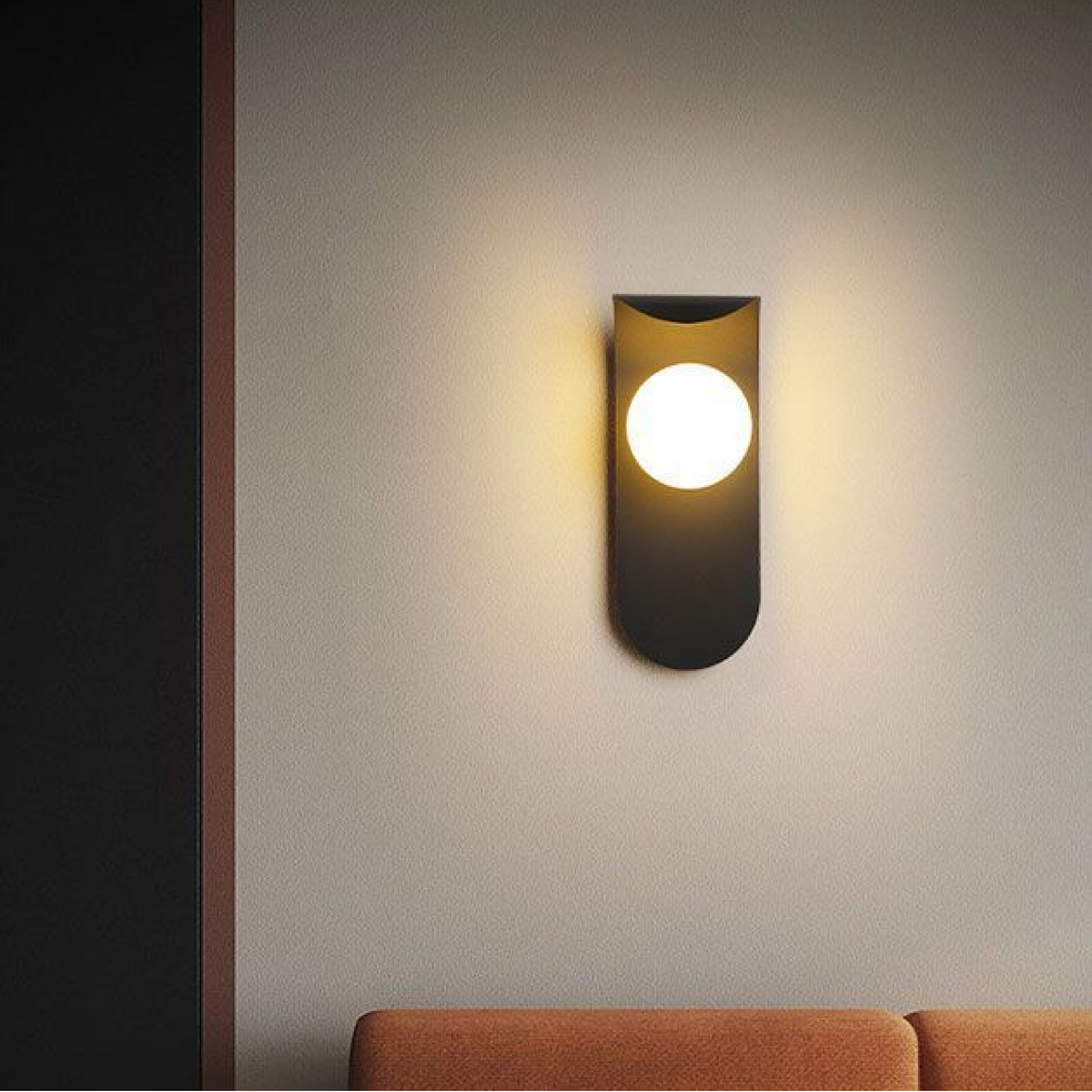 Aplique de pared nórdico minimalista con panel curvo y esfera de vidrio esmerilado