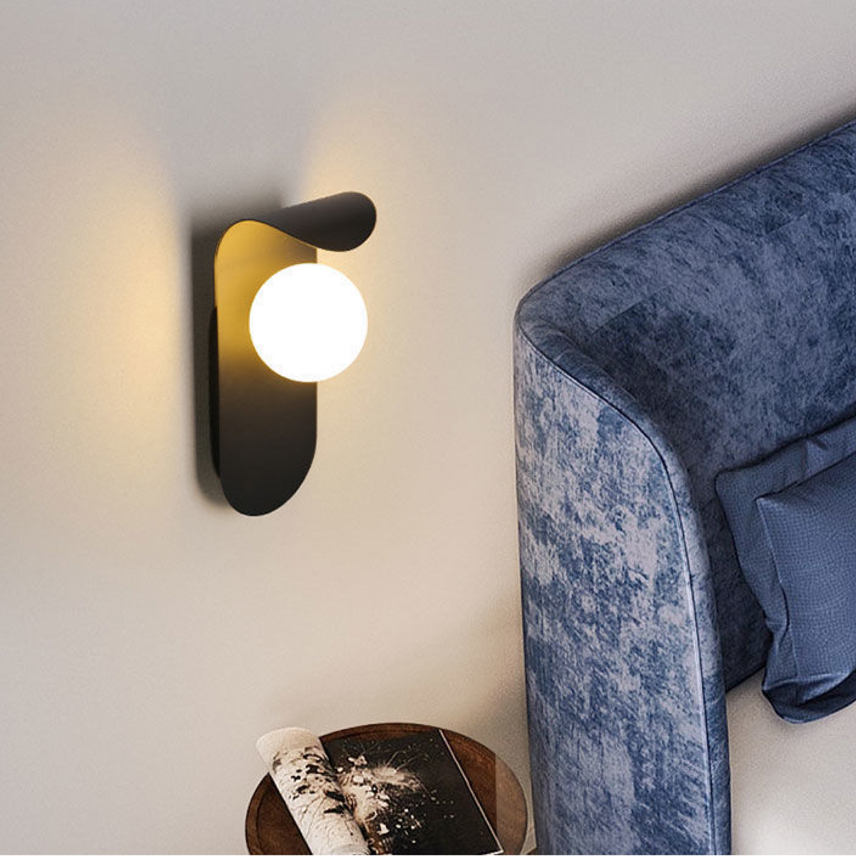 Aplique de pared nórdico minimalista con panel curvo y esfera de vidrio esmerilado
