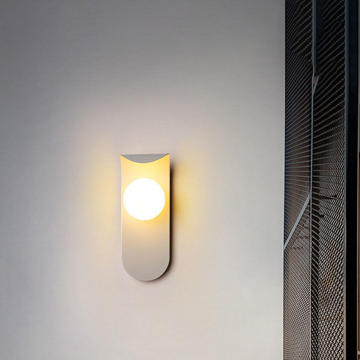 Aplique de pared nórdico minimalista con panel curvo y esfera de vidrio esmerilado
