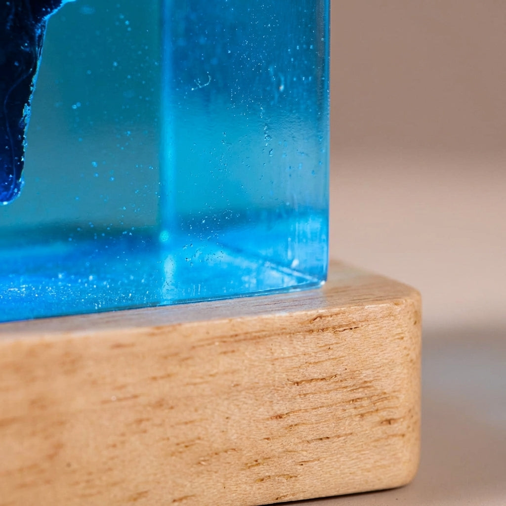 Lámpara de mesa con arte paisajístico de resina, cubo y base de madera