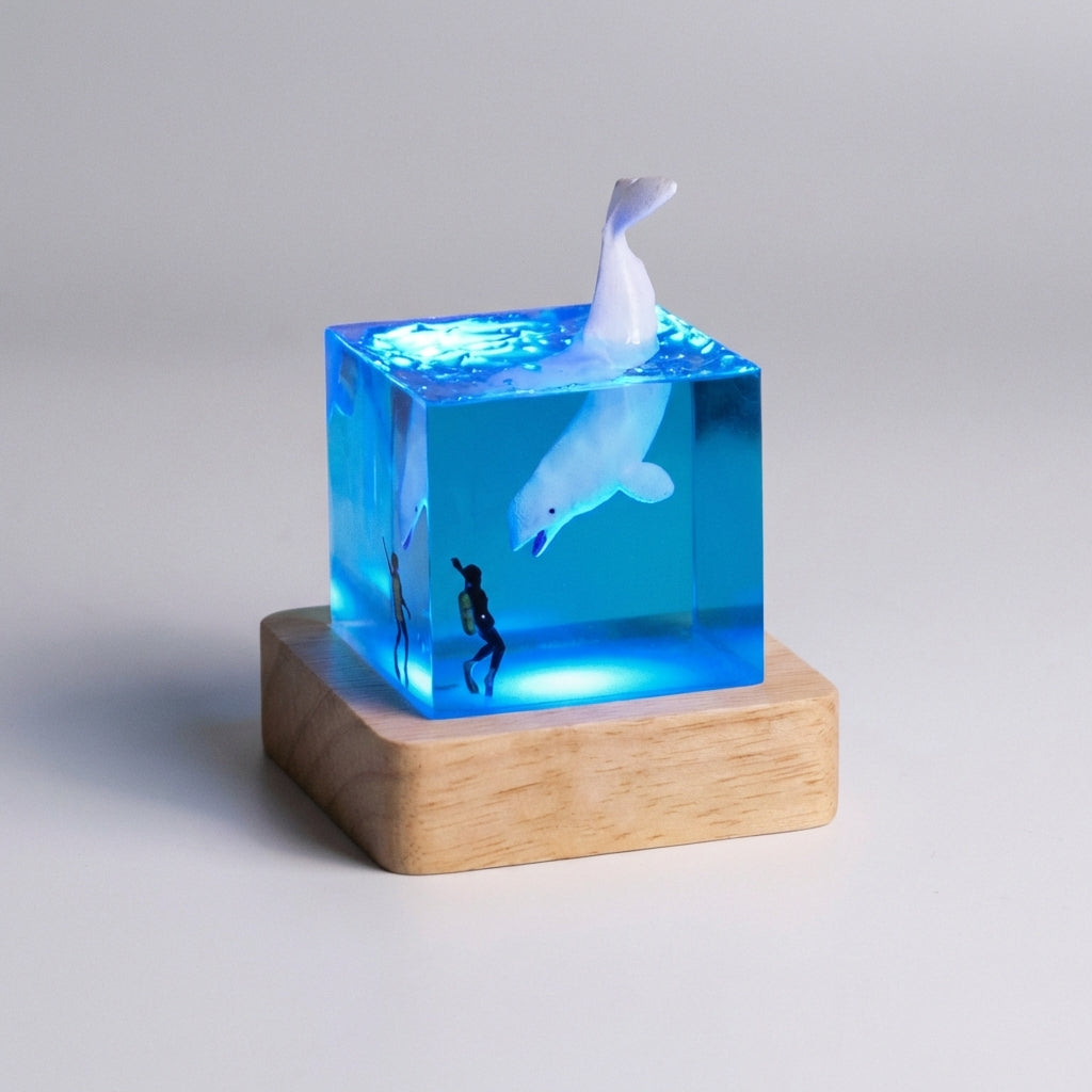 Lámpara de mesa con arte paisajístico de resina, cubo y base de madera