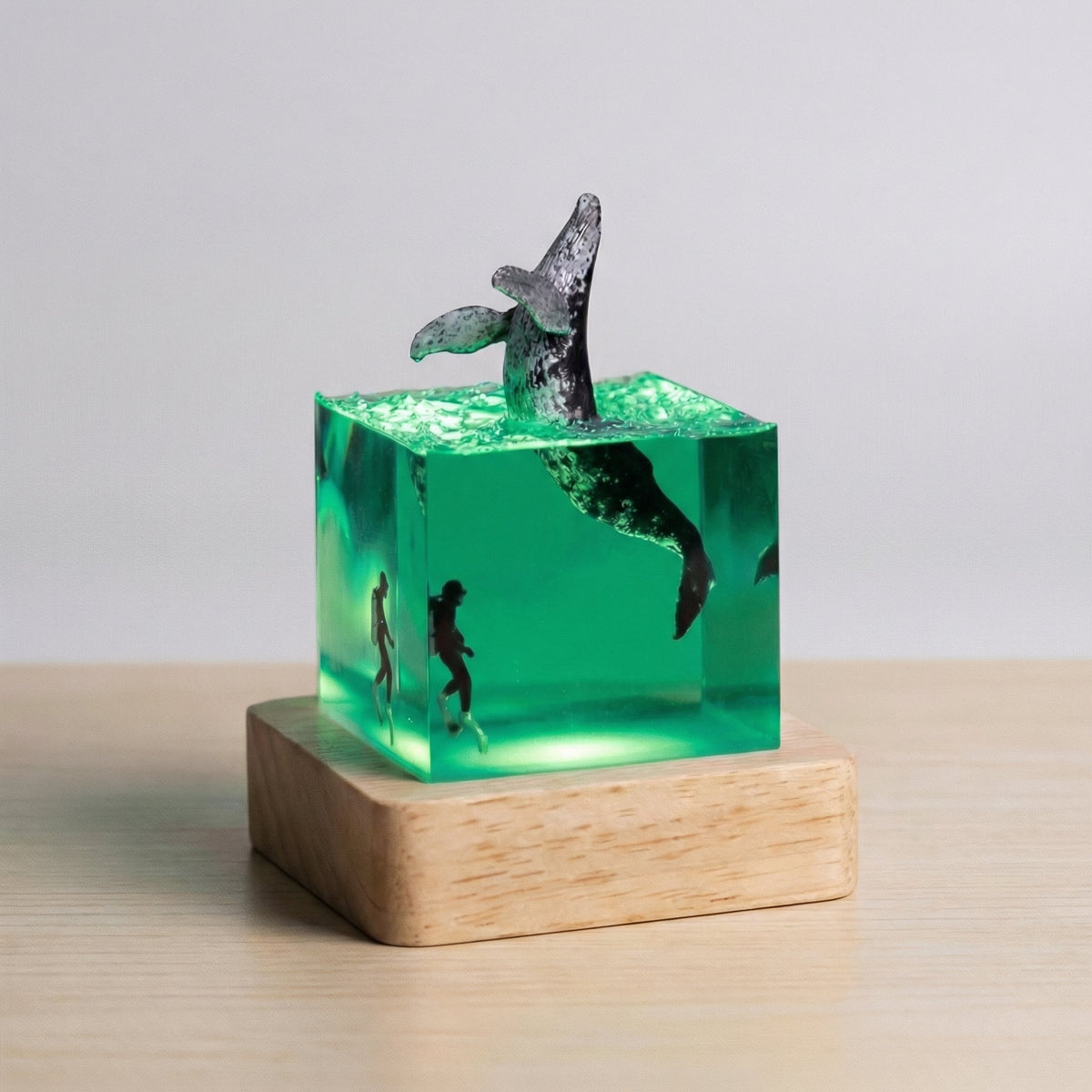 Lámpara de mesa con arte paisajístico de resina, cubo y base de madera
