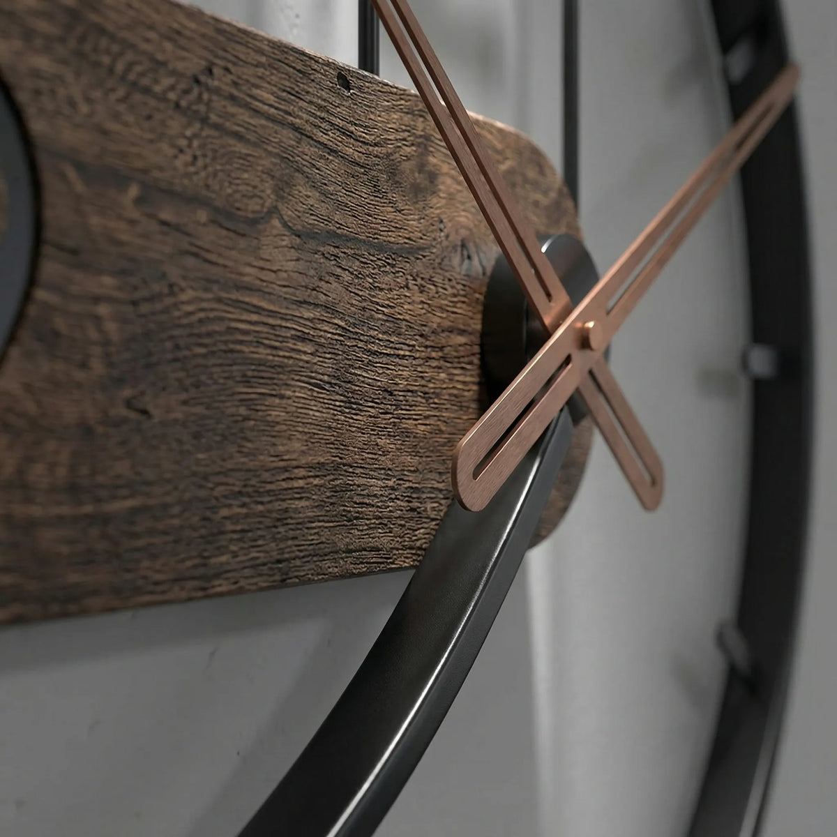 Reloj de pared industrial de cuarzo silencioso con marco abierto y detalle de madera