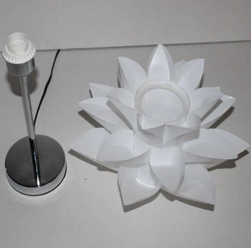 Lámpara de mesa delgada con silueta de loto inspirada en pétalos