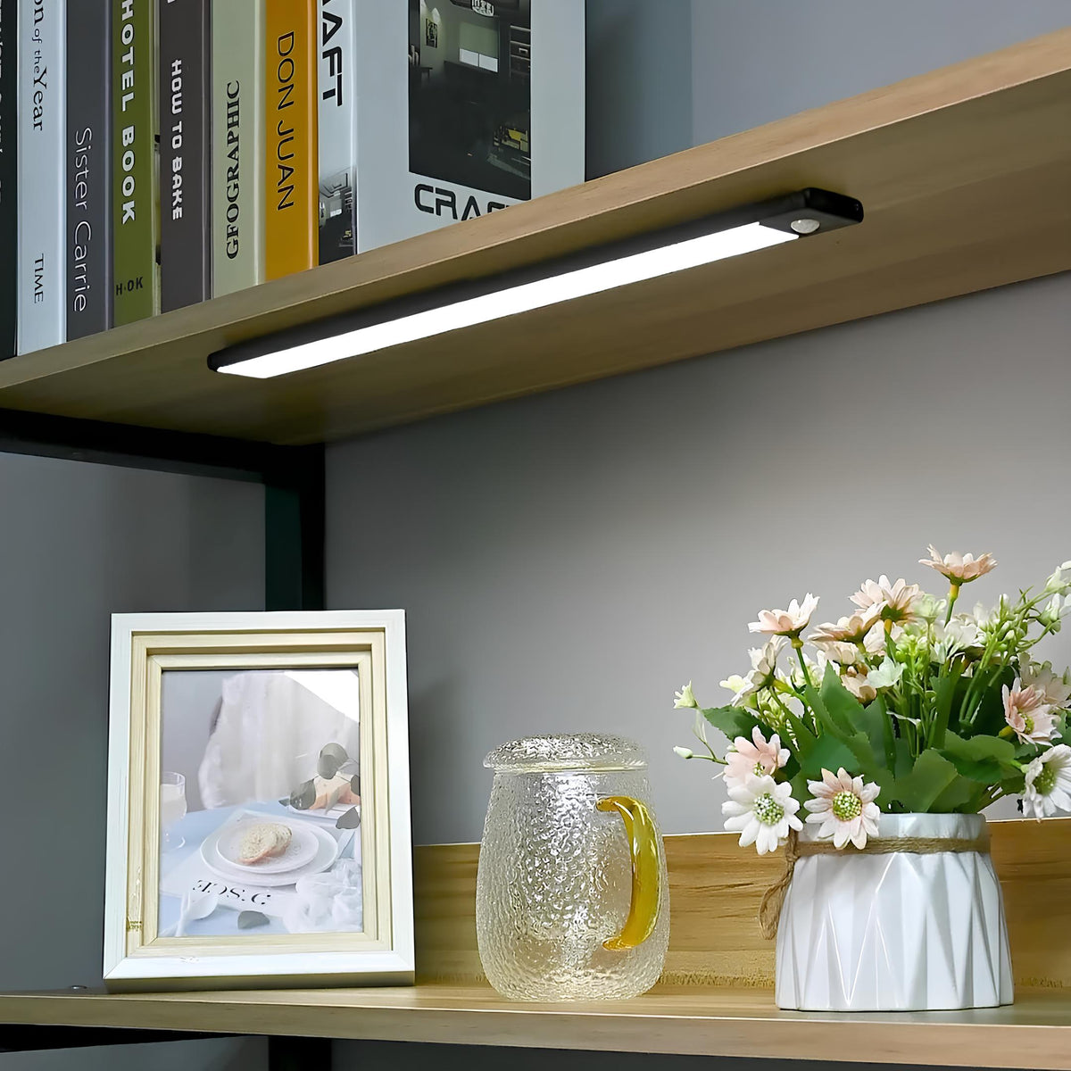 Barra de luz magnética recargable y regulable con sensor de movimiento