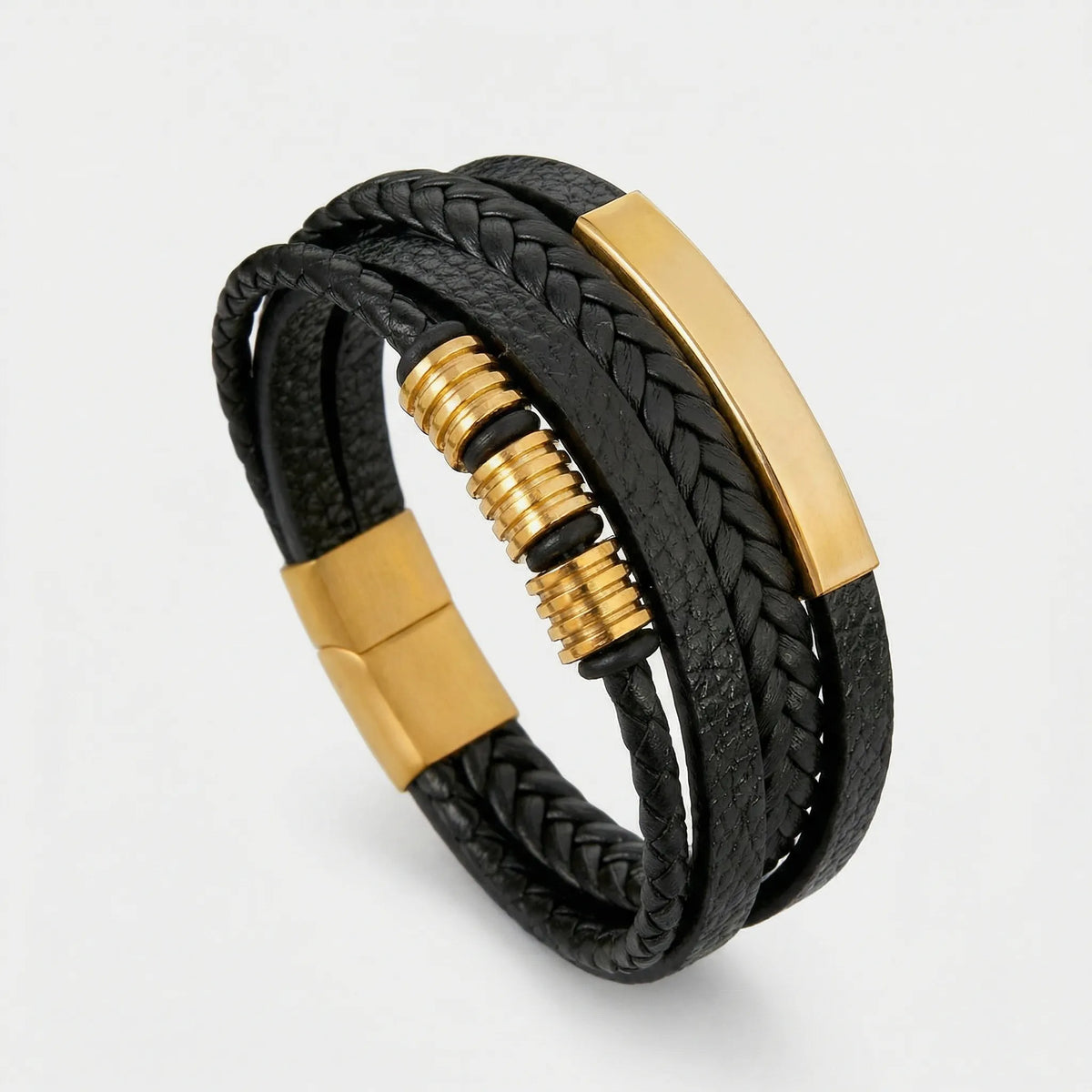 Pulsera magnética con cierre de mosquetón, trenzada en varias capas y con detalles dorados vintage