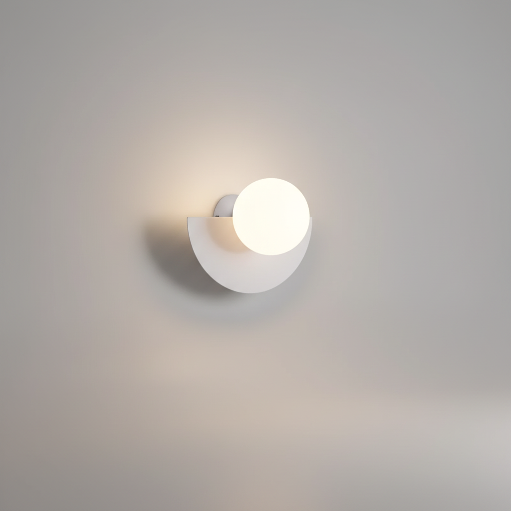 Aplique de pared minimalista ambiental con carcasa metálica en forma de media luna
