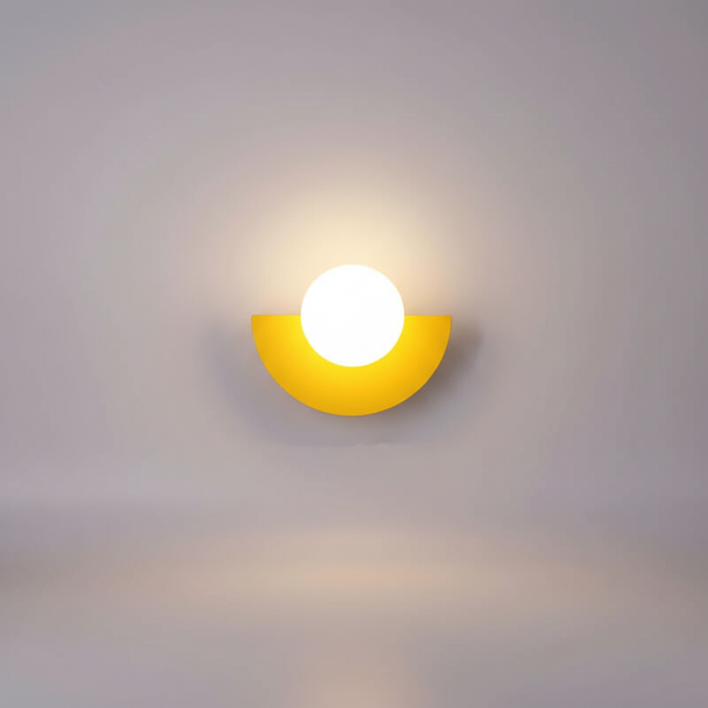 Aplique de pared minimalista ambiental con carcasa metálica en forma de media luna