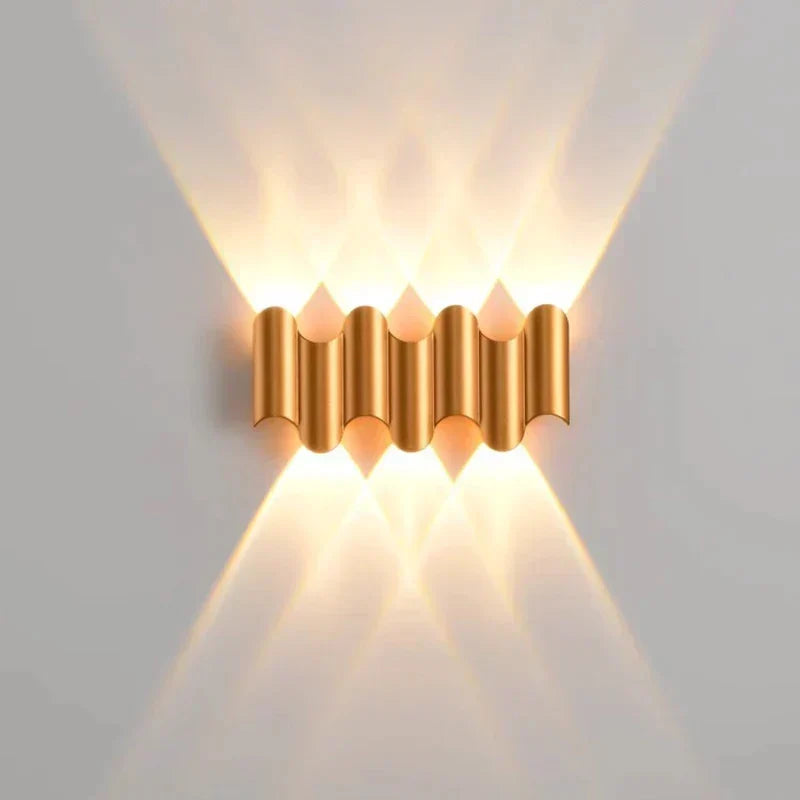 Lámpara de pared escultórica minimalista contemporánea de aluminio con haces de luz en capas