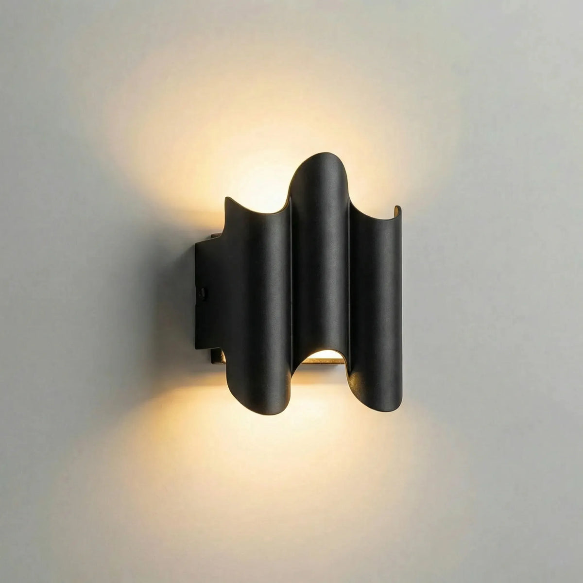 Lámpara de pared escultórica minimalista contemporánea de aluminio con haces de luz en capas