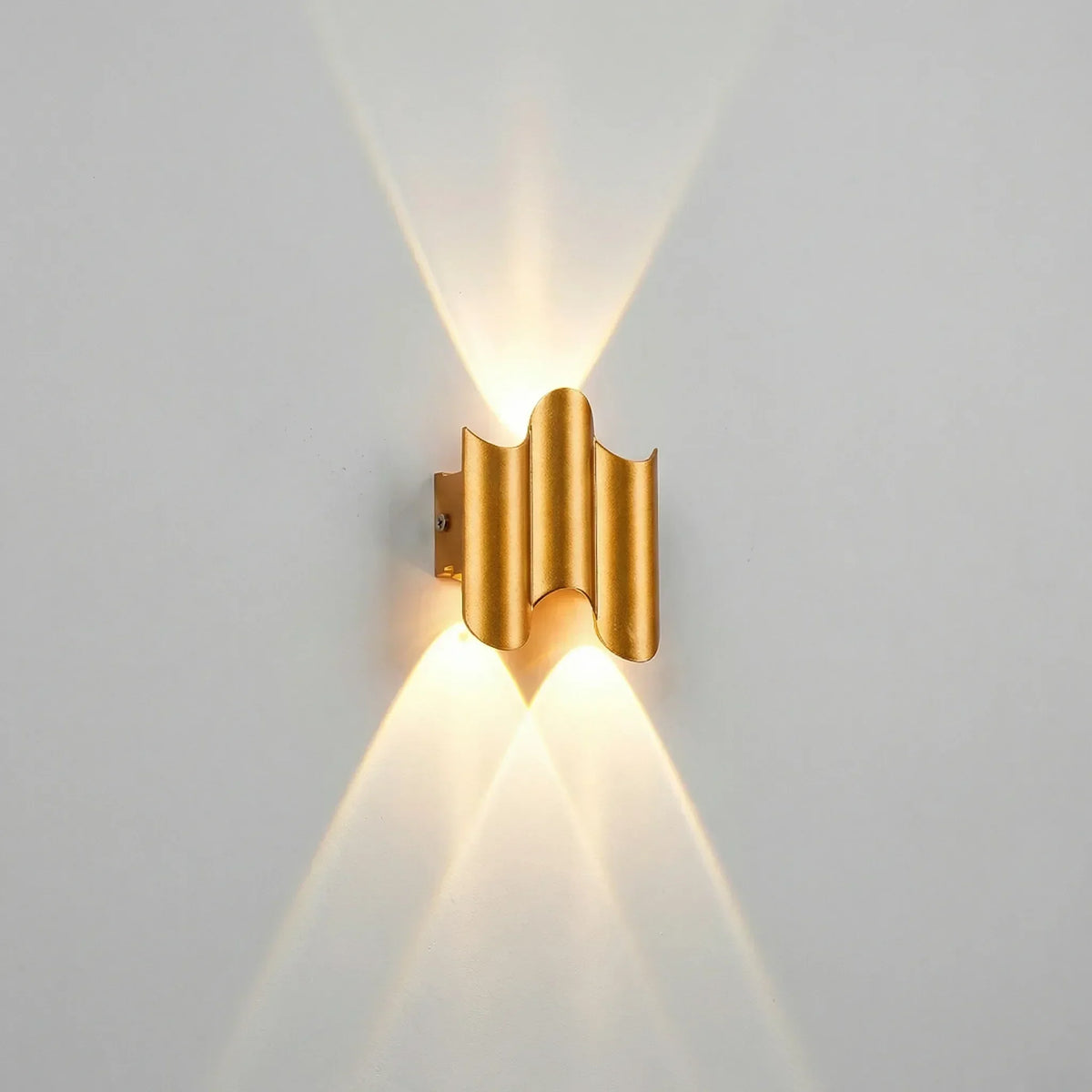 Lámpara de pared escultórica minimalista contemporánea de aluminio con haces de luz en capas