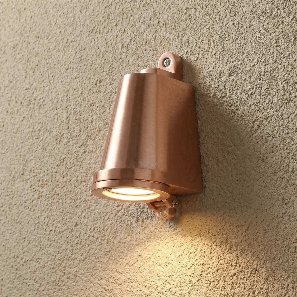 Lámpara de pared exterior metálica compacta, delgada y resistente a la intemperie