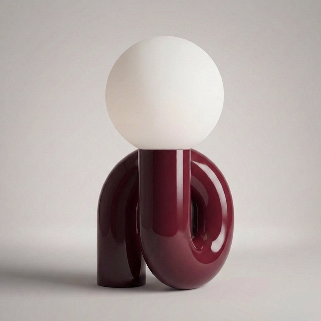 Lámpara de mesa escultural con base de resina y globo de vidrio esmerilado