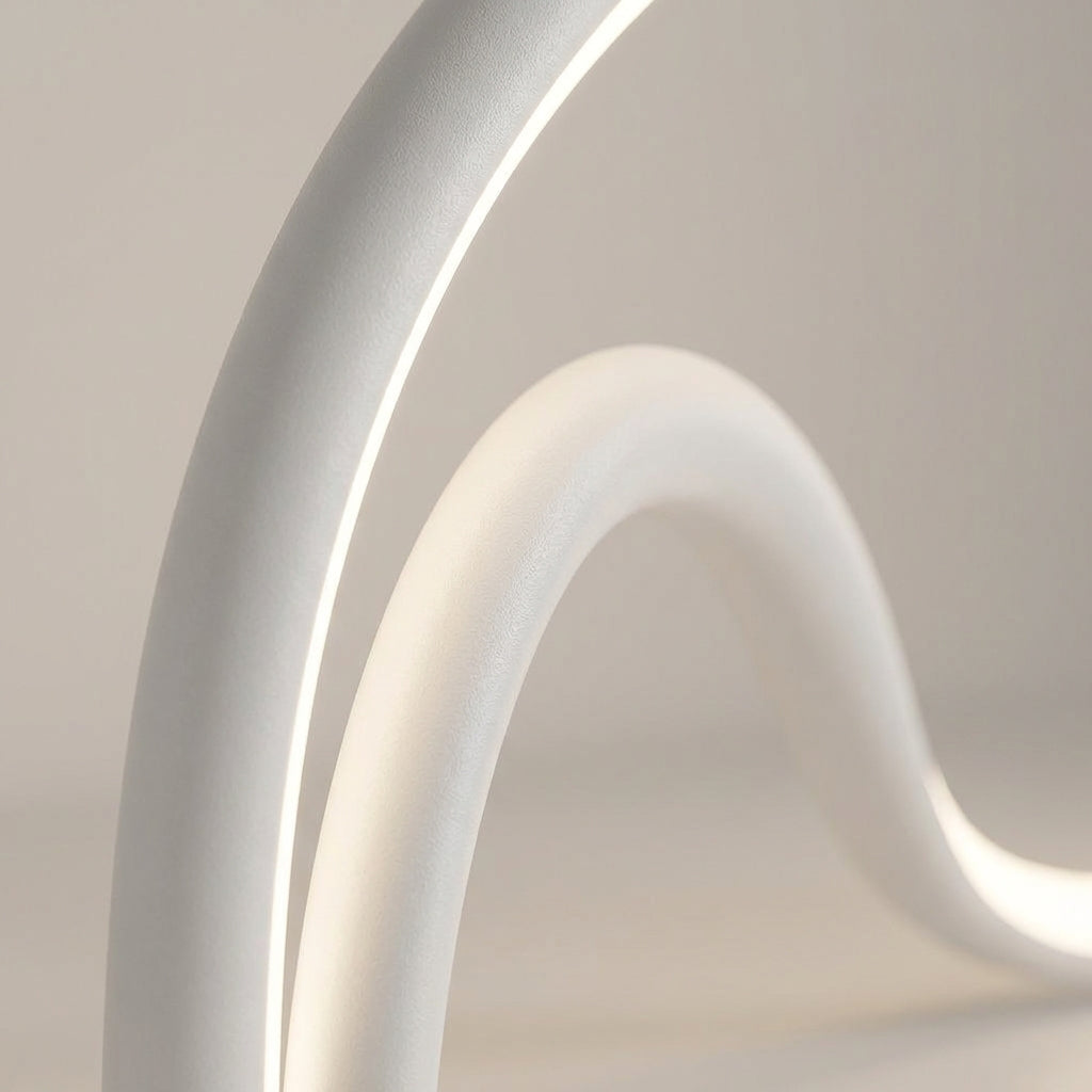 Lámpara de mesa compacta de metal y acrílico con silueta escultural