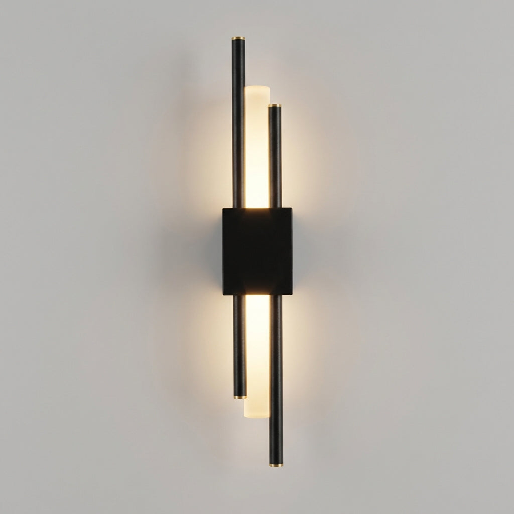 Lámpara de pared escultórica delgada y vertical, de metal y acrílico con difusor