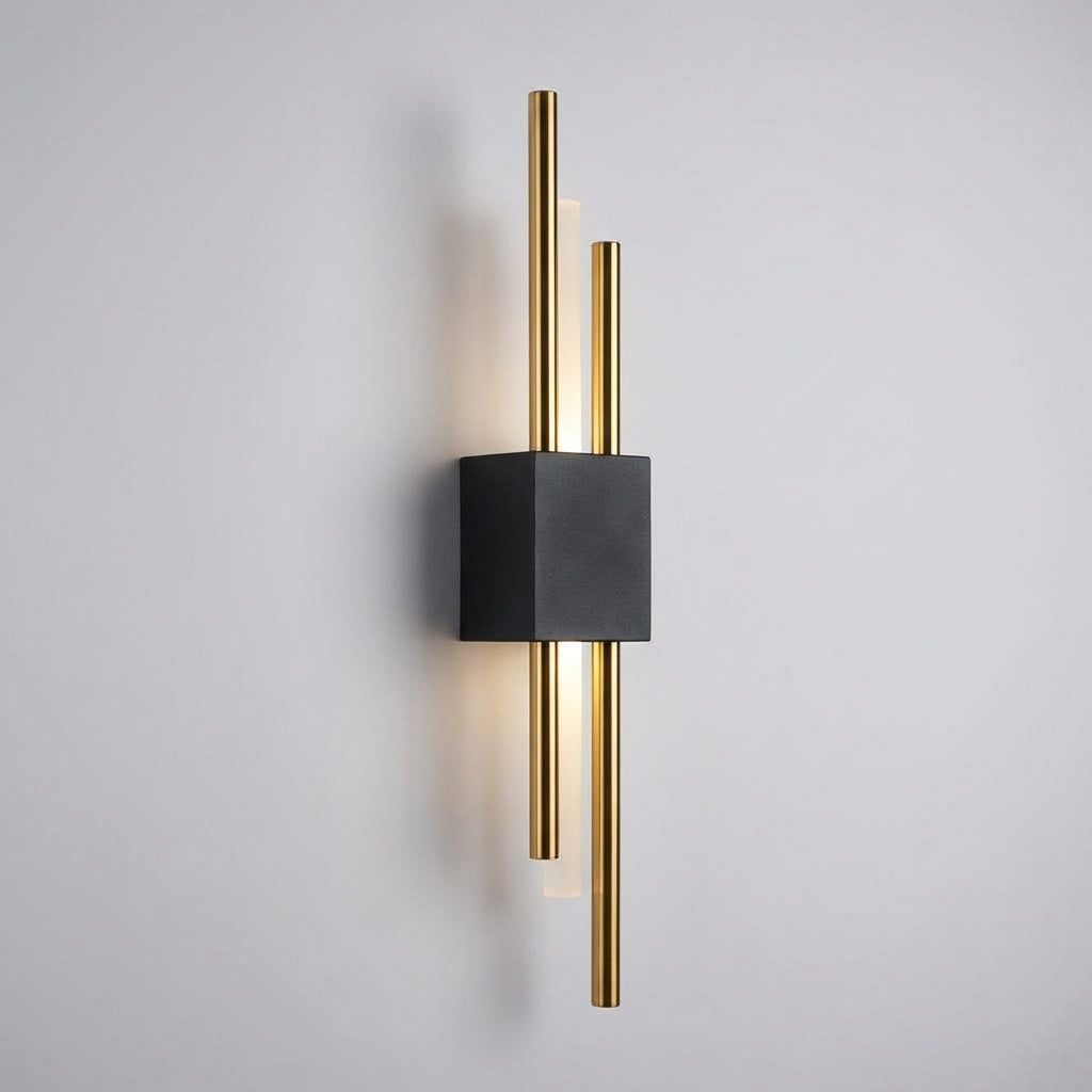 Lámpara de pared escultórica delgada y vertical, de metal y acrílico con difusor