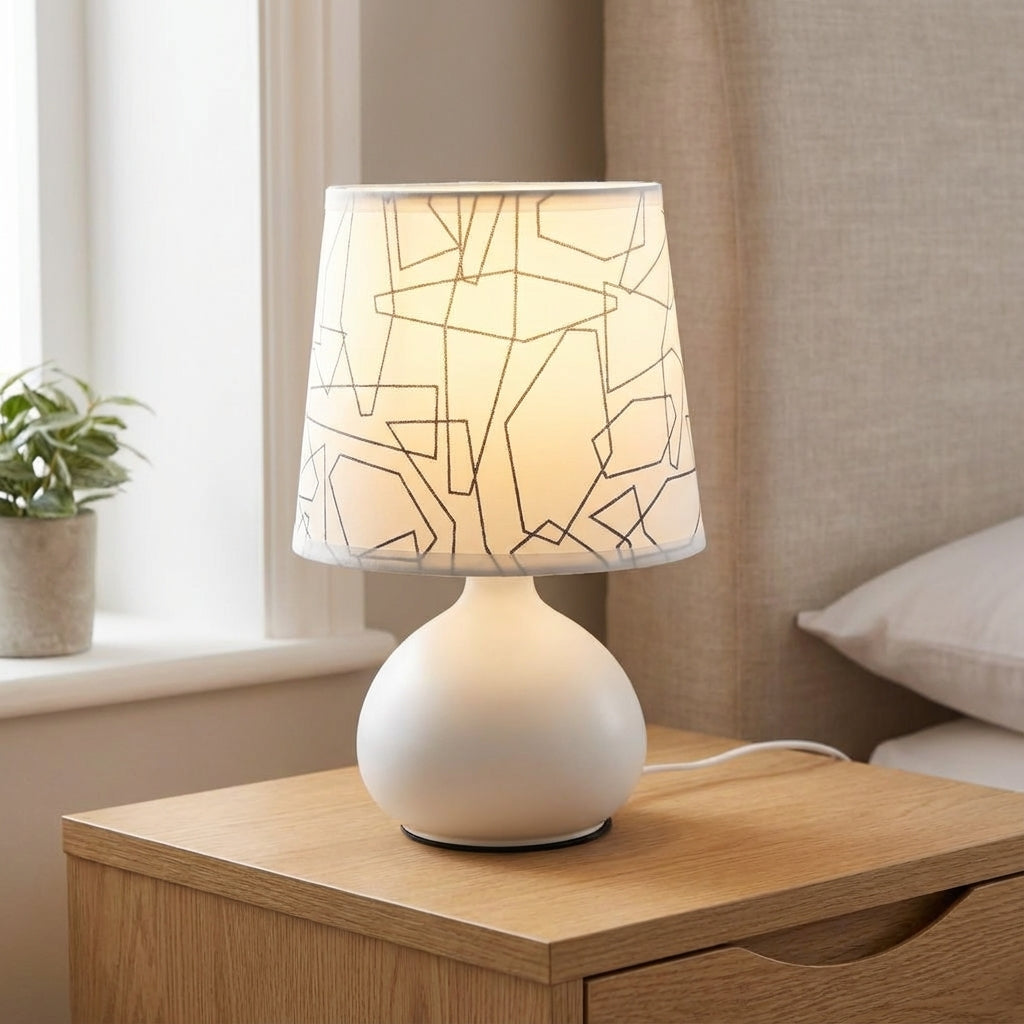 Lámpara de mesa compacta con pantalla moldeada geométrica, base redonda y USB