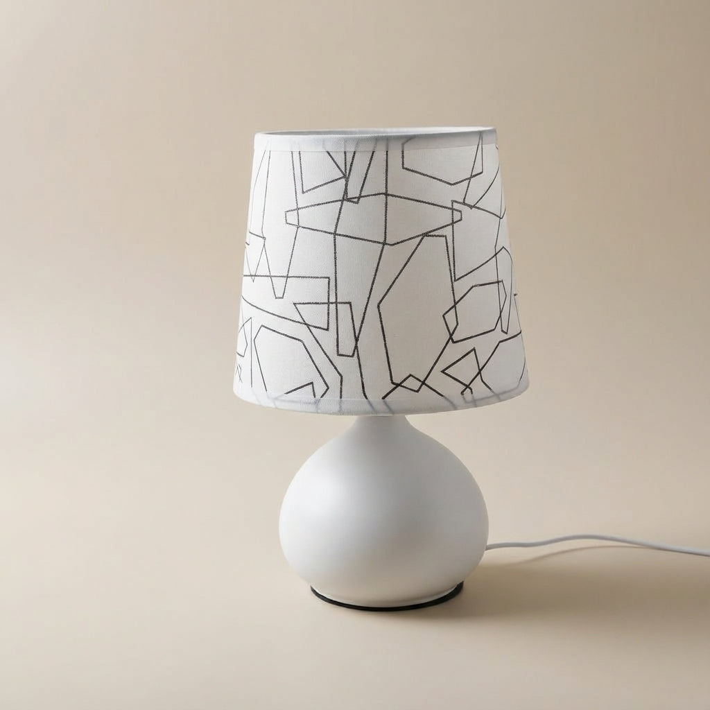 Lámpara de mesa compacta con pantalla moldeada geométrica, base redonda y USB