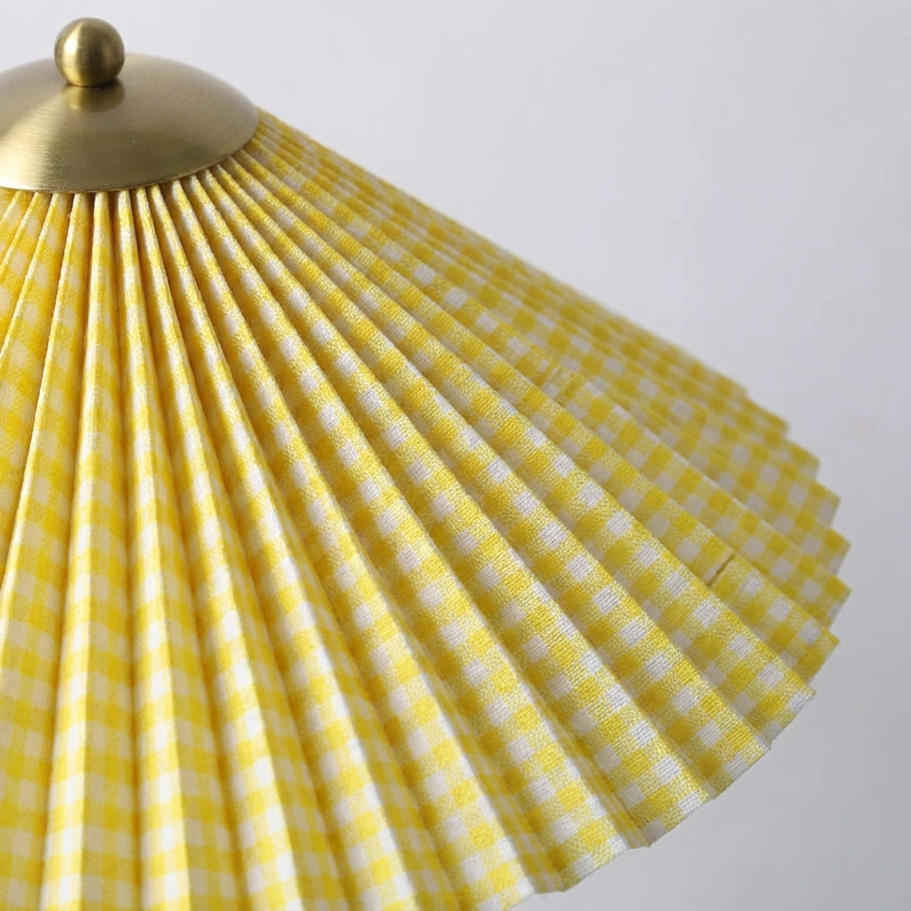 Lámpara de mesa escultórica con pantalla de parasol, regulable al tacto y con USB