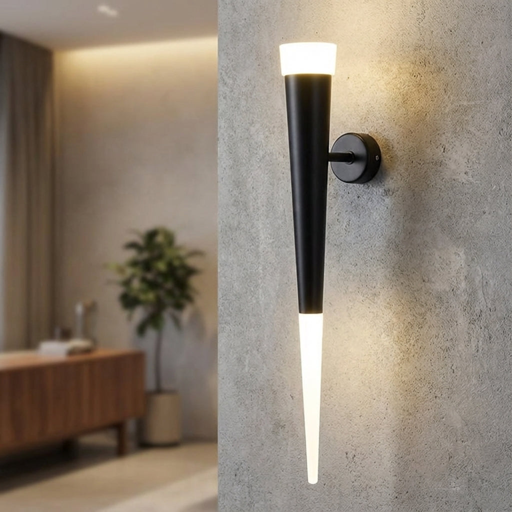 Lámpara de pared elegante de metal cónico y ahusado con luz ascendente y descendente