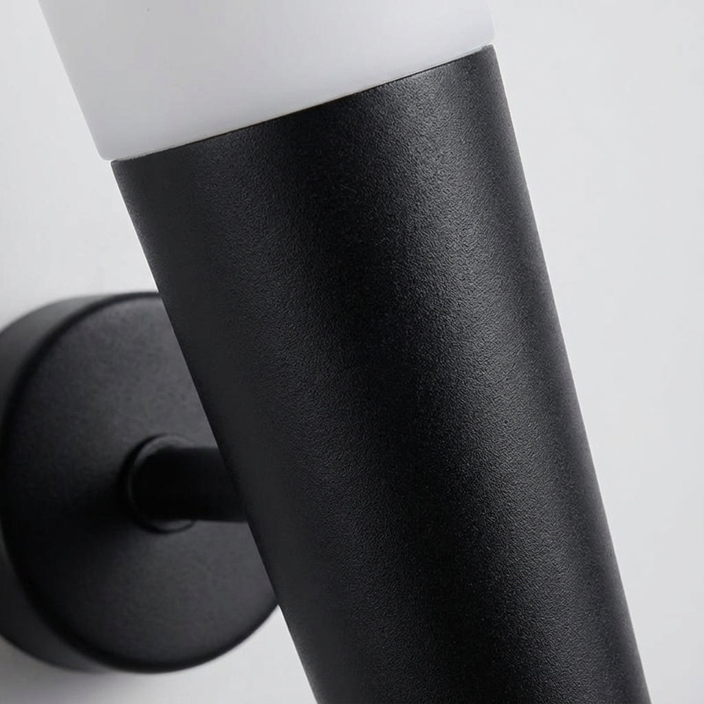 Lámpara de pared elegante de metal cónico y ahusado con luz ascendente y descendente