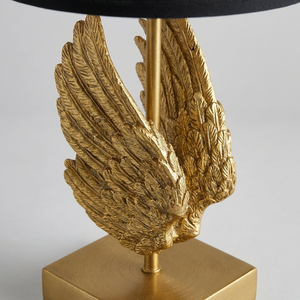 Lámpara de mesa escultural con motivo de alas, metal, resina y pantalla de tela