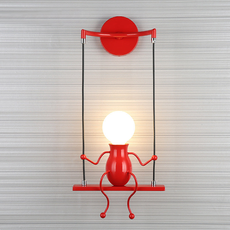 Aplique de pared de metal resistente con silueta de figura oscilante