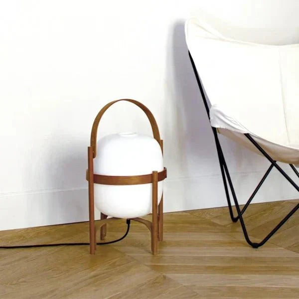 Lámpara de mesa portátil de vidrio opalino con marco de madera y asa