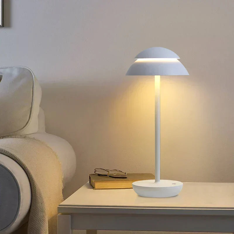 Lámpara de mesa escultural recargable inalámbrica de aluminio con pantalla abovedada