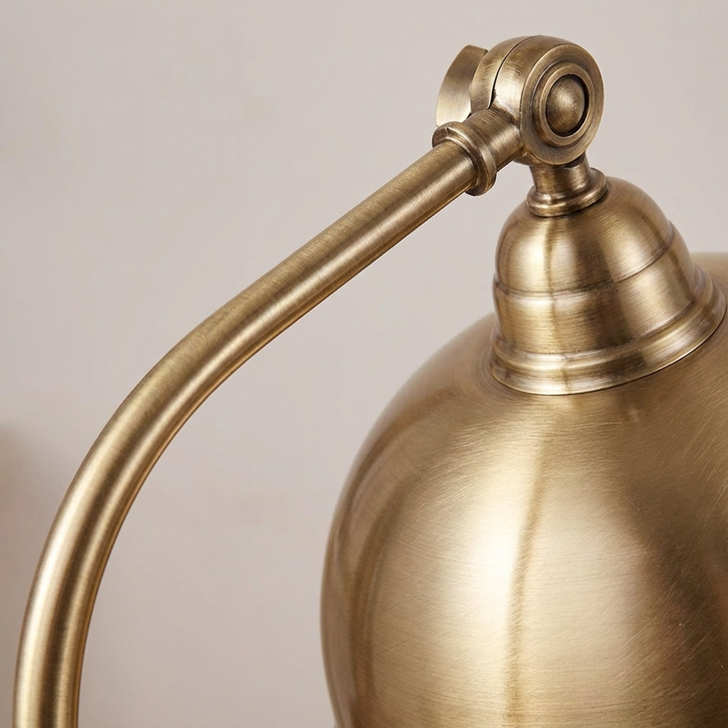 Lámpara de mesa vintage de metal con brazo curvado y pantalla abovedada