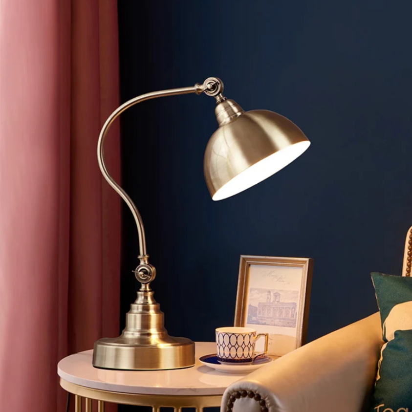 Lámpara de mesa vintage de metal con brazo curvado y pantalla abovedada