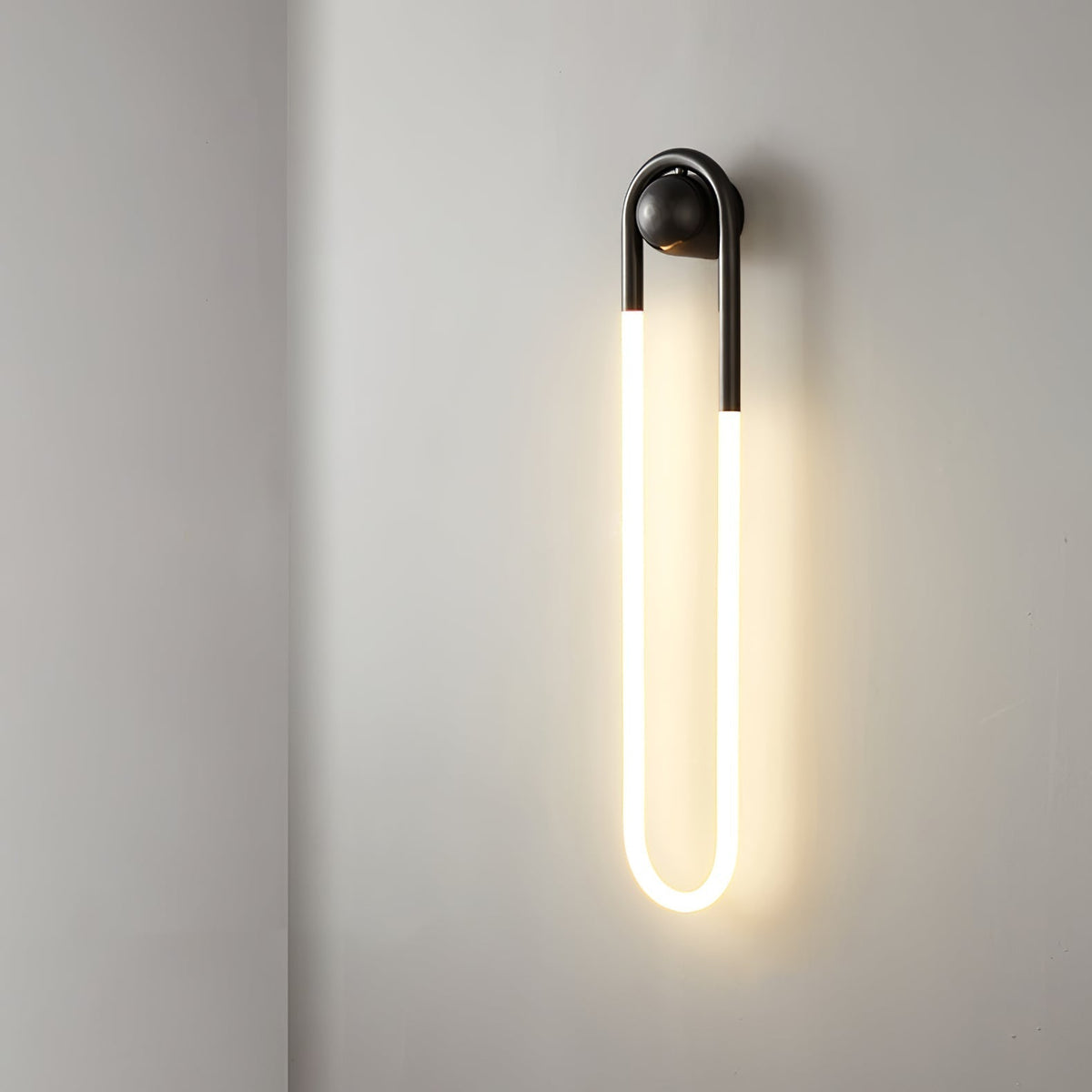 Aplique de pared arquitectónico minimalista con marco de latón en forma de lazo
