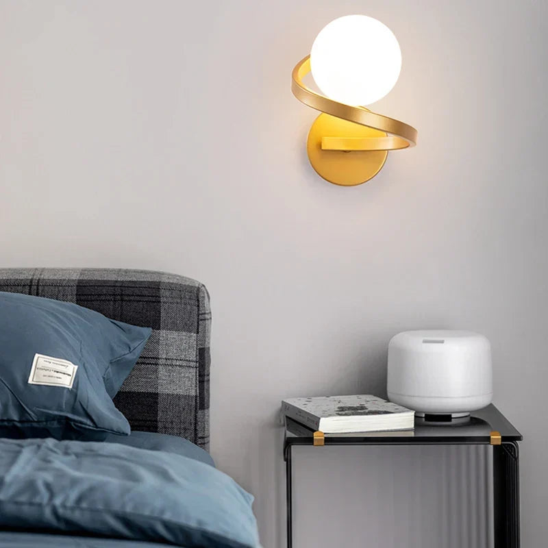 Lámpara de pared con esfera de vidrio esmerilado y marco espiral moderno