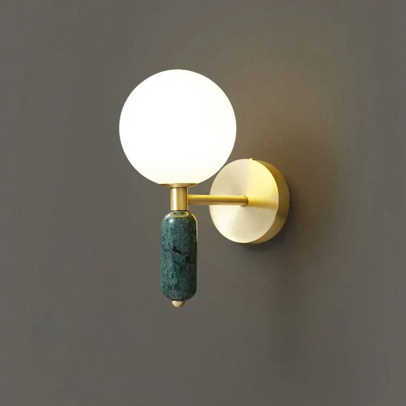 Aplique de pared moderno escultórico con globo de mármol y vidrio esmerilado