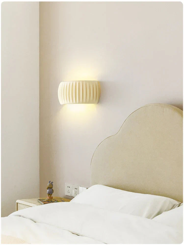 Aplique de pared moderno francés de resina estriada con iluminación arriba y abajo