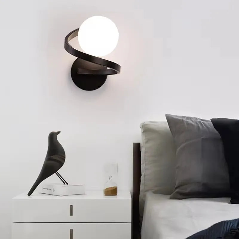 Lámpara de pared con esfera de vidrio esmerilado y marco espiral moderno