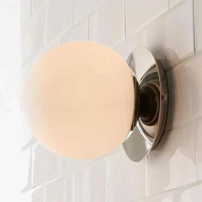 Lámpara de pared nórdica de hierro forjado con esfera de vidrio opalino